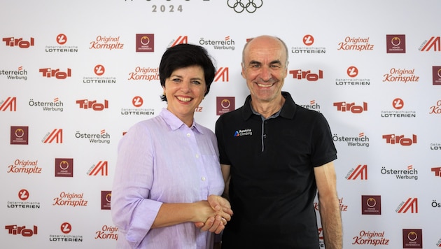 Karin Seiler, Chefin der Tirol Werbung, und Eugen Burtscher, der Präsident des Kletterverbands, in Paris. (Bild: Lebensraum Tirol Gruppe / Hetfleisch)