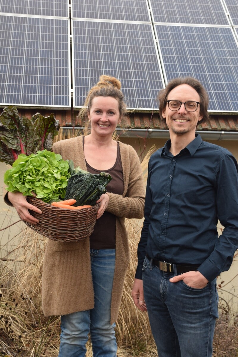 Biobäuerinnen Marion Aigner-Filz vom Biohof zum grünen Baum, die mehrere Photovoltaikanlagen betreibt und ihren überschüssigen Strom mit anderen in ganz Österreich teilt, und Geschäftsführer Matthias Katt (Bild: eFriends Energy GmbH)