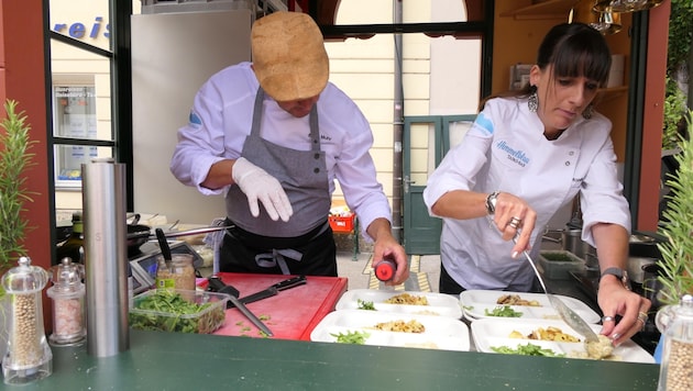 Heimische Spitzenköche bereiten beim Gourmetfestival „Osttirol de luxe“ Speisen mit Zutaten aus der Region live vor Publikum zu. (Bild: Martin Oberbichler)