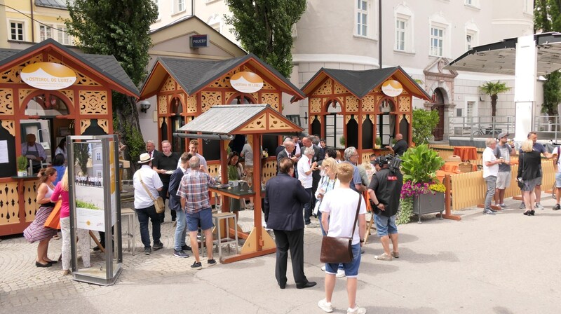 Die kleinen Hüttchen auf dem Lienzer Hauptplatz stehen auch heuer noch bis zum 17. August. Damit will man einen nachhaltigen Mehrwert schaffen. (Bild: Martin Oberbichler)