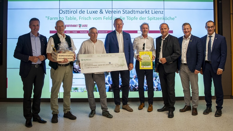 V.l: Landesrat Luis Walcher, Berno Mühlburger (Verein Stadtmarkt Lienz), Hans-Peter Sander (Verein Osttirol de luxe), HGV-Obmann Manfred Pinzger, Oskar Januschke (Stadtmarketing Lienz), LHStv Josef Geisler, SBB-Obmann Daniel Gasser, Handelskammer-Generalsekretär Alfred Aberer (Bild: LPA/Fabio Brucculeri)