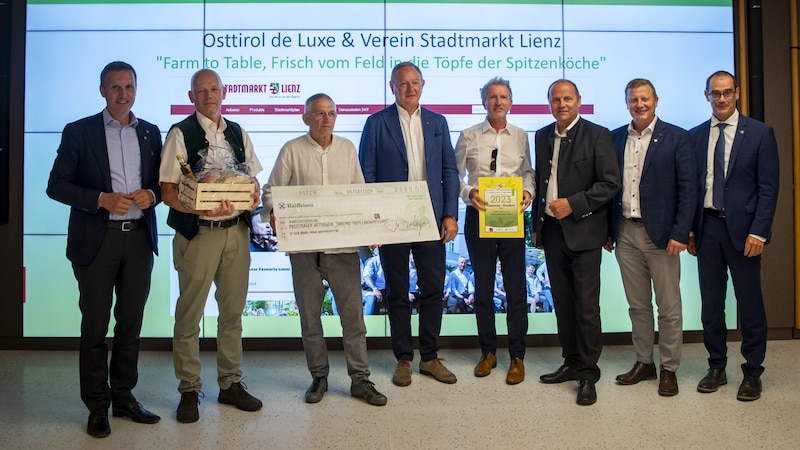 From left: Provincial Councillor Luis Walcher, Berno Mühlburger (Lienz City Market Association), Hans-Peter Sander (Osttirol de luxe Association), HGV Chairman Manfred Pinzger, Oskar Januschke (Lienz City Marketing), LHStv Josef Geisler, SBB Chairman Daniel Gasser, Chamber of Commerce Secretary General Alfred Aberer (Bild: LPA/Fabio Brucculeri) From left: Provincial Councillor Luis Walcher, Berno Mühlburger (Lienz City Market Association), Hans-Peter Sander (Osttirol de luxe Association), HGV Chairman Manfred Pinzger, Oskar Januschke (Lienz City Marketing), LHStv Josef Geisler, SBB Chairman Daniel Gasser, Chamber of Commerce Secretary General Alfred Aberer (Bild: LPA/Fabio Brucculeri)