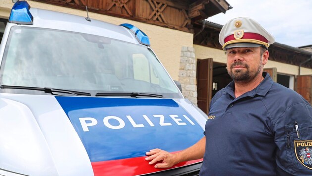 Enrico Leitgeb at the current location of the traffic department in the Vomp barracks. (Bild: Johanna Birbaumer)