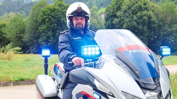 Der Chef beherrscht auch das Dienstmotorrad.