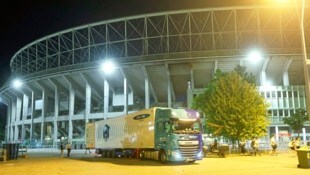 Der Tross von Taylor Swifts eigenem Team, der schon in Wien war, reiste noch in der Nacht auf ...