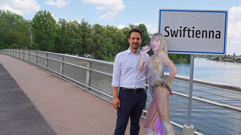 City Vice Christoph Wiederkehr (real) with Taylor Swift (cardboard) in the Gänsehäufel (Bild: Stadt Wien)