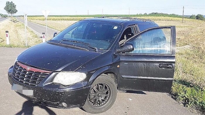 Die Schlepperfahrzeuge wurden von einem Großaufgebot der Polizei am Freitag gestoppt wurden – ...