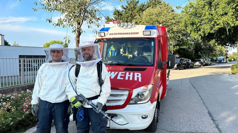 Bei  Wespen-Einsätzen greifen die Florianis auf Imker-Ausrüstung zurück (Bild: Feuerwehr)