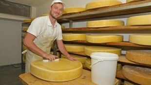 Thomas Klingler bei der Herstellung des preisgekrönten Käses
