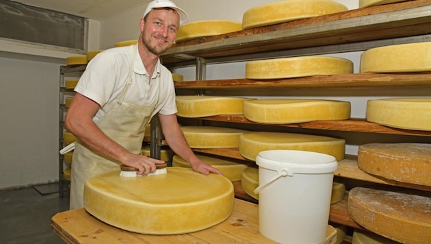 Thomas Klingler making the award-winning cheese (Bild: GRAF Bernhard)