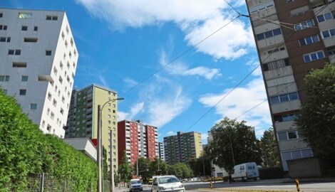 Wer in einem Mehrparteienhaus wohnt, hat es mitunter besonders schwer, zu einem Glasfaser-Anschluss zu kommen. In Innsbrucker haben Bürger damit zu kämpfen.  (Bild: Johanna Birbaumer)