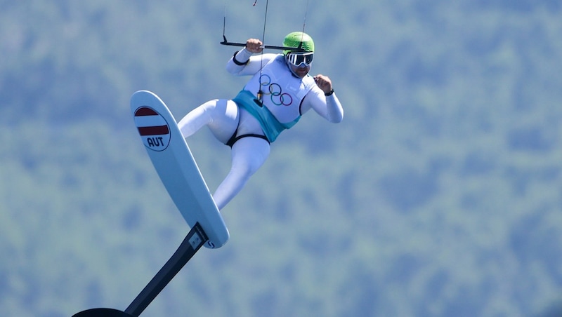 Valentin Bontus on his kiteboard (Bild: GEPA/GEPA pictures)