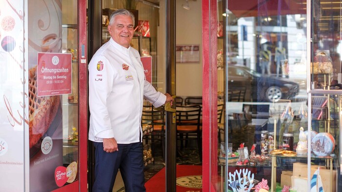 Leo Jindrak in the store at Landstraße 70, which has been open again since Wednesday after a ...