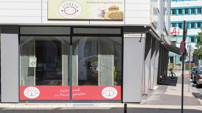 The store in Krankenhausstraße is still deserted.