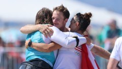 Lara Vadlau (r.) und Lukas Mähr (m.) gratulieren ihrem Gold-Kollegen Valentin Bontus. (Bild: GEPA/GEPA pictures)