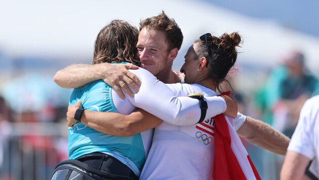 Lara Vadlau (r.) and Lukas Mähr (m.) congratulate their gold medal colleague Valentin Bontus. (Bild: GEPA/GEPA pictures)