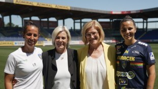 Die Sportliche Leitung von Spusu SKN St. Pölten Rush und Spielerin Jennifer Klein (re.)  