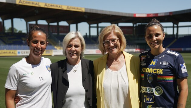 The sports management of Spusu SKN St. Pölten Rush and player Jennifer Klein (right) (Bild: Kronen Zeitung)