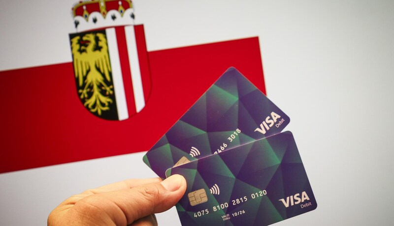 The payment card introduced in Upper Austria this July does not allow international transfers and only cash payments of 40 euros per month. (Bild: Scharinger Daniel)