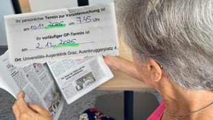 Rosemarie Sch. fällt es schon schwer, die Zeitung zu lesen. Dass sie noch mehr als zwei Jahre auf die helfende Operation warten soll, belastet die Steirerin. (Bild: Krone KREATIV/Gerald Schwaiger,)