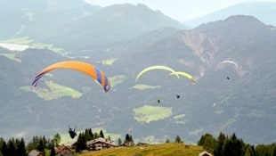 Piloten beim Start auf der Emberger Alm. (Bild: till gottbrath)