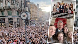 Kanzler Karl Nehammer tröstete am Freitag spontan eine Delegation von Swifties und wurde dabei selbst „einer mit Armbändchen.“ (Bild: Krone KREATIV/APA/Wolfgang Hauptmann; instagram.com/swiftienightsvienna;,)