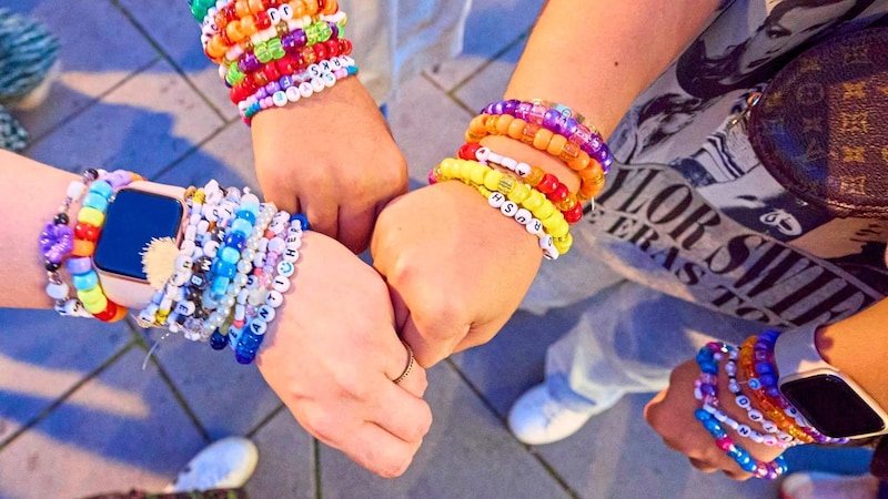 Bunte selbstgebastelte Armbänder der Swifties (Bild: Tuma Alexander/Starpix/A.Tuma)