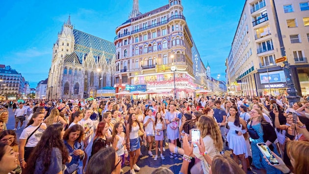 The necessity of canceling the concert became a celebratory virtue: the pictures of the Swifties, who were happy again in the end, went around the world. (Bild: Tuma Alexander/Starpix /A. Tuma)