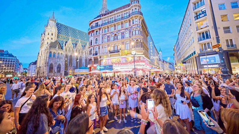 Meanwhile, in front of the Steffl in the heart of Vienna, Taylor fans are making their own concerts. (Bild: Tuma Alexander/Starpix /A. Tuma)