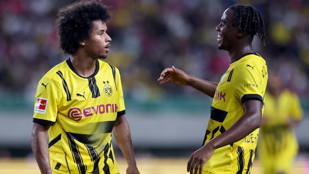 Jamie Bynoe-Gittens (r.) mit Karim Adeyemi (Bild: AFP/APA/PAUL MILLER)