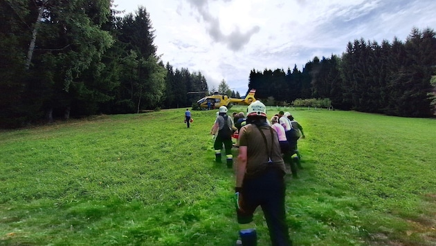 The man was rescued with the assistance of the fire departments. He was then flown to the UKH Klagenfurt. (Bild: FF Neuhaus)