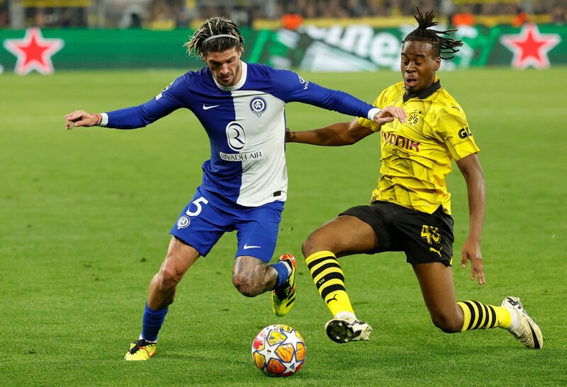 Gittens (r.) im Zweikampf mit Atleticos Rodrigo de Paul (Bild: AFP/APA/Odd ANDERSEN)