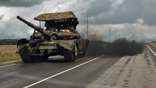 Ein russischer Kampfpanzer vom Typ T-72 in der umkämpften Oblast Kursk (Bild: APA/AFP/Kommersant Photo/ANATOLIY ZHDANOV)