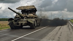 Ein russischer Kampfpanzer vom Typ T-72 in der umkämpften Oblast Kursk (Bild: APA/AFP/Kommersant Photo/ANATOLIY ZHDANOV)