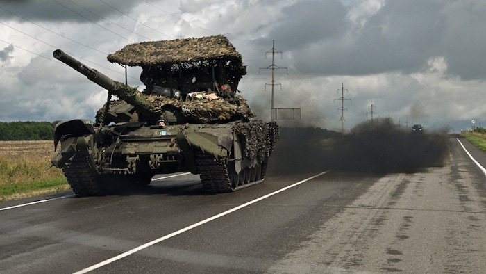 Ein russischer Kampfpanzer vom Typ T-72 in der umkämpften Oblast Kursk
