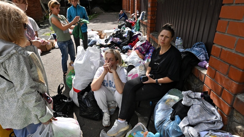 Verzweifelte Menschen warten in der Region Kursk auf ihre Evakuierung. (Bild: APA/AFP/Kommersant Photo/ANATOLIY ZHDANOV)