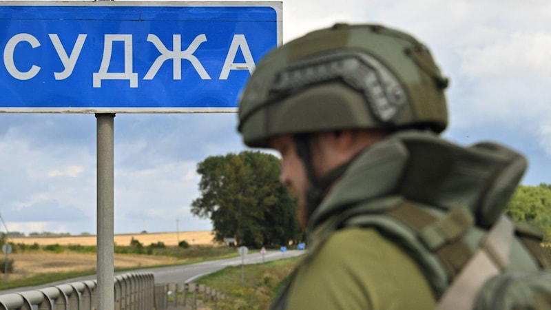 A Russian journalist in front of the embattled town of Sudzha in Kursk Oblast (Bild: APA/AFP/Kommersant Photo/ANATOLIY ZHDANOV)