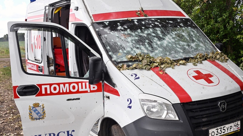 A Russian ambulance left behind (Bild: APA/AFP/Kommersant Photo/ANATOLIY ZHDANOV)