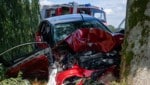 Der Pkw ist nach dem Crash ein Totalschaden. (Bild: TEAM FOTOKERSCHI.AT / KALTENLEITNER)