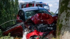 Der Pkw ist nach dem Crash ein Totalschaden. (Bild: TEAM FOTOKERSCHI.AT / KALTENLEITNER)