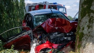 Der Pkw ist nach dem Crash ein Totalschaden.