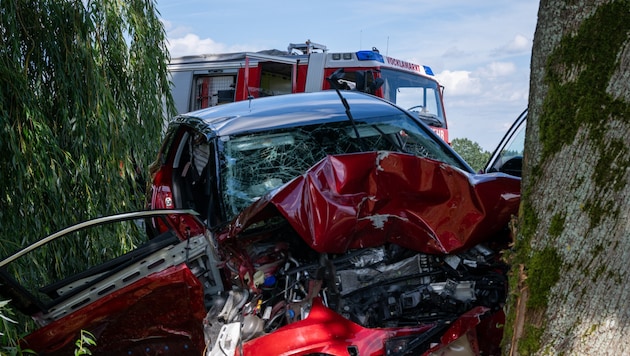 Der Pkw ist nach dem Crash ein Totalschaden. (Bild: TEAM FOTOKERSCHI.AT / KALTENLEITNER)