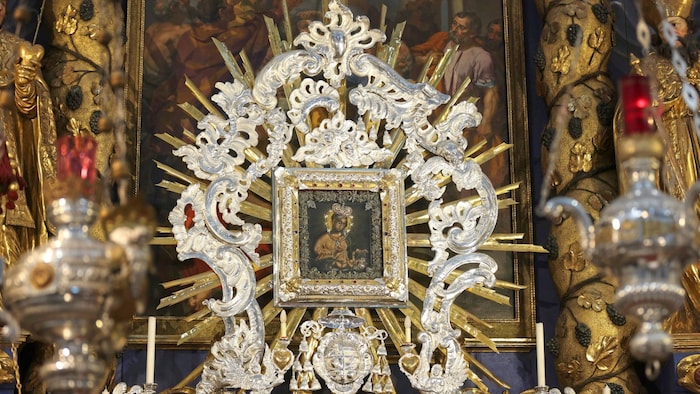 Das berühmte Gnadenbild mit Maria und Jesukind am Hochaltar der Kirche