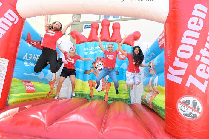 Die Kinderwelt im Landhaushof mit Hüpfen, Schminken...