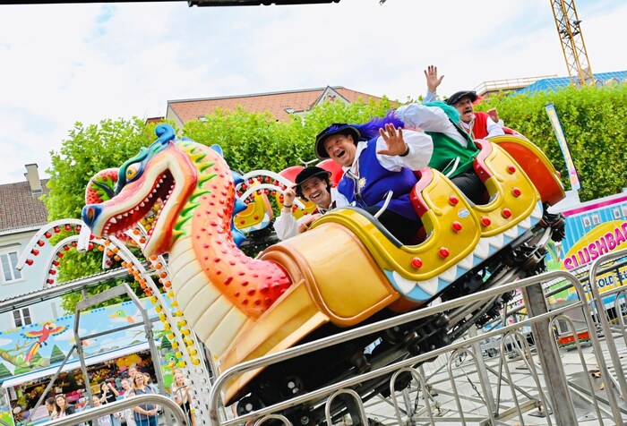 Stadtrichter testen Vergnügungsgeräte.