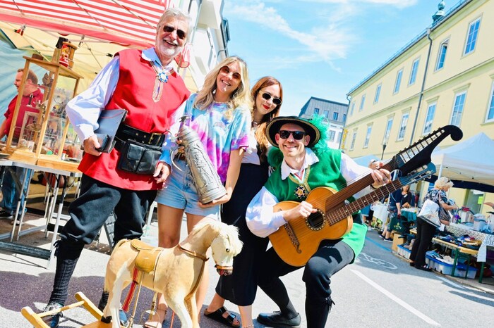 Walter Lamprecht und Matthias Wurzer wurden mit Besucherinnen am Flohmarkt fündig.