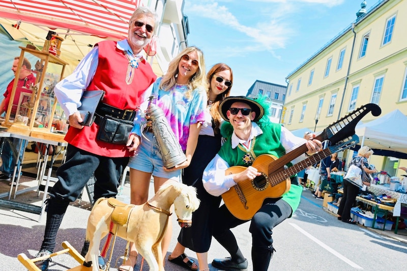 Walter Lamprecht und Matthias Wurzer wurden mit Besucherinnen am Flohmarkt fündig. (Bild: Evelyn Hronek/EVELYN HRONEK)