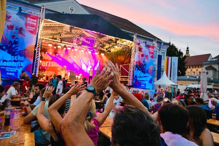 Musik, Kulinarik und Gemütlichkeit am Neuen Platz bei der „Krone“-Bühne.