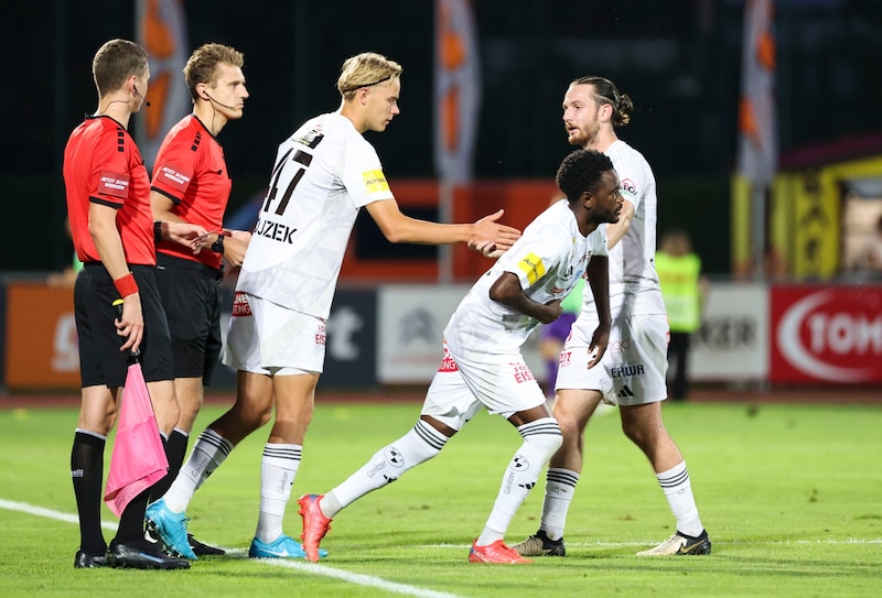 Erik Kojzek (left) signed his first professional contract with the Wolves. (Bild: GEPA/GEPA pictures)