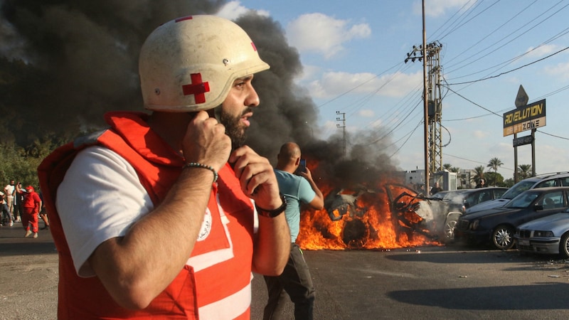 Ein Sanitäter im Einsatz (Bild: AFP/Mahmoud Zayyat)